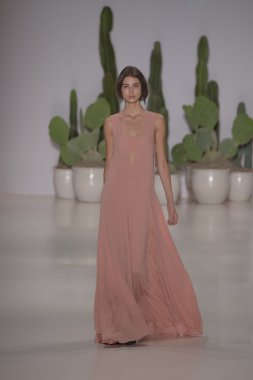 model mara pist yürür hoffman ilkbahar-yaz 2015 collectio