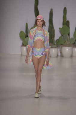 model mara pist yürür hoffman 2015 ilkbahar-yaz koleksiyonu