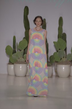 model mara pist yürür hoffman ilkbahar-yaz 2015 collectio