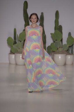 model mara pist yürür hoffman ilkbahar-yaz 2015 collectio