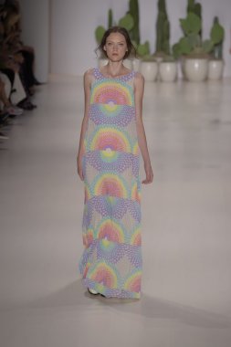 model mara pist yürür hoffman ilkbahar-yaz 2015 collectio