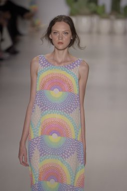 model mara pist yürür hoffman ilkbahar-yaz 2015 collectio