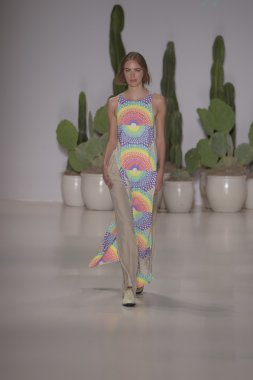 model mara pist yürür hoffman ilkbahar-yaz 2015 collectio