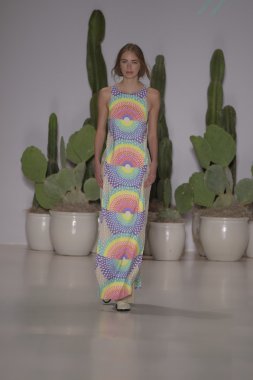 model mara pist yürür hoffman ilkbahar-yaz 2015 collectio