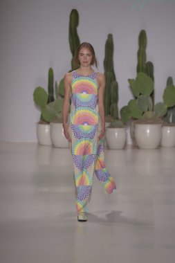 model mara pist yürür hoffman ilkbahar-yaz 2015 collectio