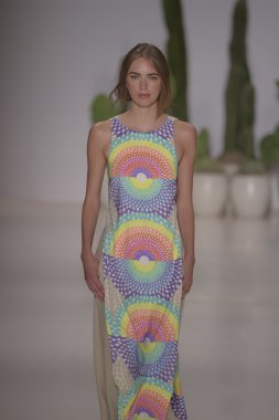 model mara pist yürür hoffman ilkbahar-yaz 2015 collectio