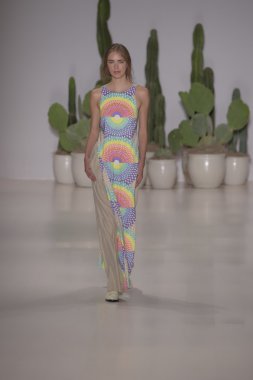 model mara pist yürür hoffman ilkbahar-yaz 2015 collectio