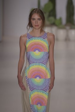 model mara pist yürür hoffman ilkbahar-yaz 2015 collectio