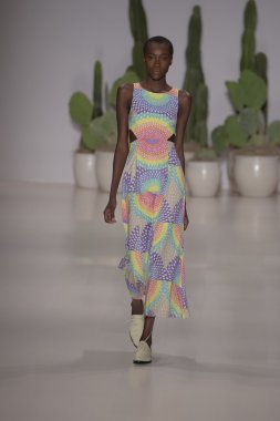 model mara pist yürür hoffman ilkbahar-yaz 2015 collectio