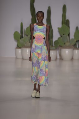 model mara pist yürür hoffman ilkbahar-yaz 2015 collectio