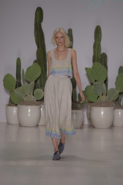 model mara pist yürür hoffman ilkbahar-yaz 2015 collectio