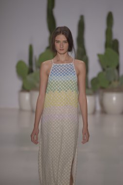 model mara pist yürür hoffman ilkbahar-yaz 2015 collectio