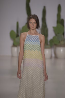 model mara pist yürür hoffman ilkbahar-yaz 2015 collectio