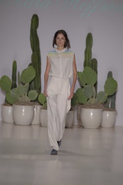 model mara pist yürür hoffman 2015 ilkbahar-yaz koleksiyonu