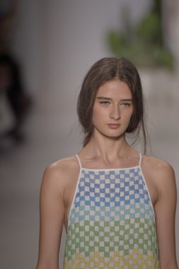 model mara pist yürür hoffman ilkbahar-yaz 2015 collectio