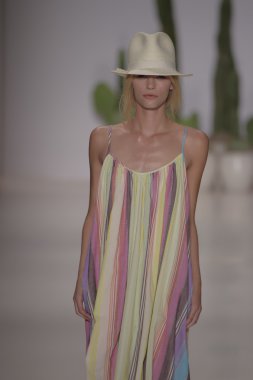 model mara pist yürür hoffman ilkbahar-yaz 2015 collectio