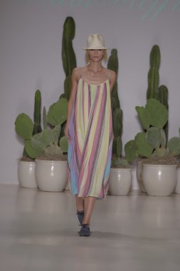 model mara pist yürür hoffman ilkbahar-yaz 2015 collectio