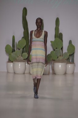 model mara pist yürür hoffman ilkbahar-yaz 2015 collectio