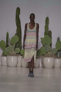 model mara pist yürür hoffman ilkbahar-yaz 2015 collectio