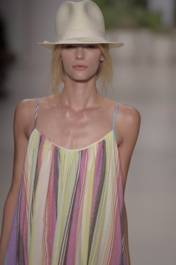 model mara pist yürür hoffman ilkbahar-yaz 2015 collectio