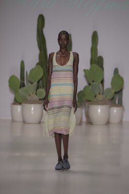 model mara pist yürür hoffman ilkbahar-yaz 2015 collectio