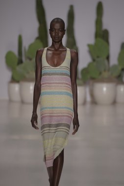 model mara pist yürür hoffman ilkbahar-yaz 2015 collectio