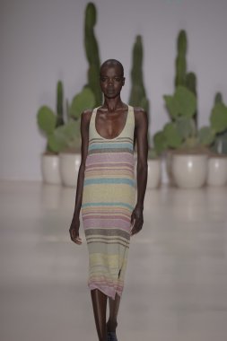 model mara pist yürür hoffman ilkbahar-yaz 2015 collectio