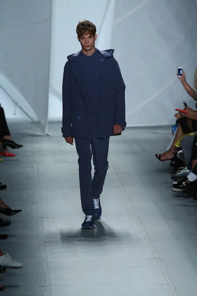 Model walks the runway at Lacoste during Mercedes-Benz Fashion Week — Stock Photo, Image