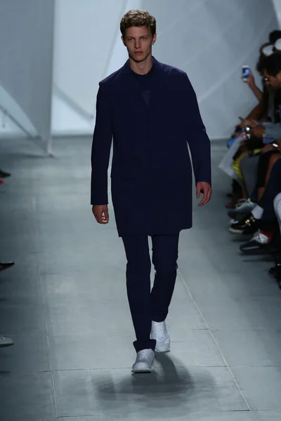 Model walks the runway at Lacoste during Mercedes-Benz Fashion Week — Stock Photo, Image