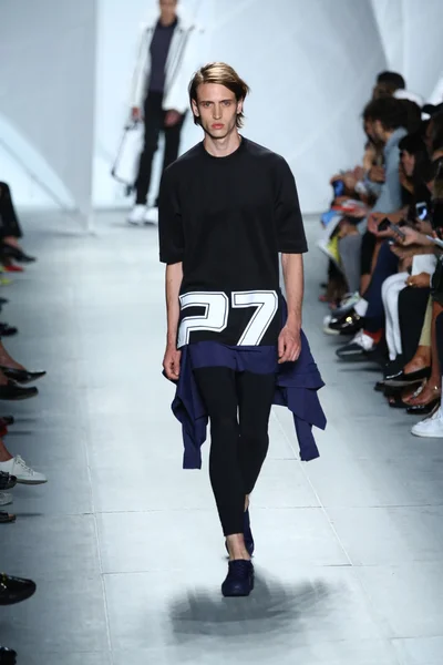 Model walks the runway at Lacoste during Mercedes-Benz Fashion Week — Stock Photo, Image