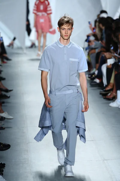 Modelo caminha na pista de Lacoste durante Mercedes-Benz Fashion Week — Fotografia de Stock