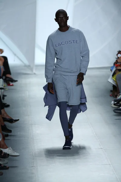 Modelo camina por la pasarela en Lacoste durante Mercedes-Benz Fashion Week — Foto de Stock