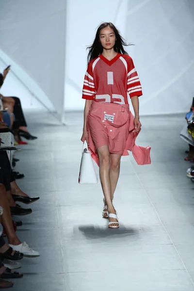 Modelo caminha na pista de Lacoste durante Mercedes-Benz Fashion Week — Fotografia de Stock