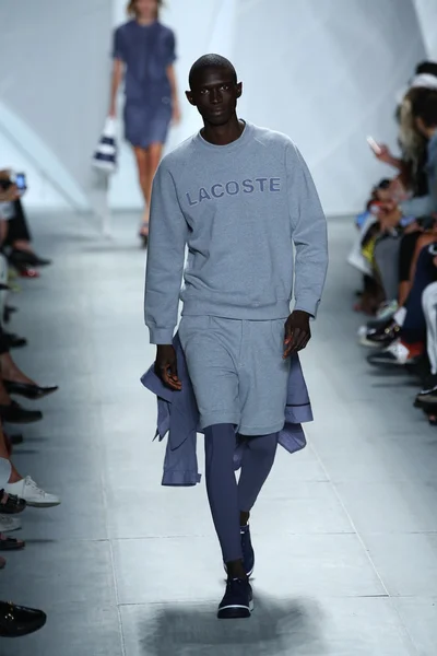 Modelo camina por la pasarela en Lacoste durante Mercedes-Benz Fashion Week —  Fotos de Stock