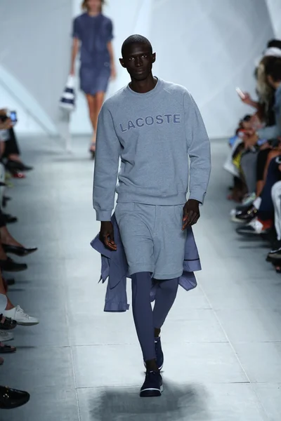 Le mannequin parcourt la piste de Lacoste lors de la Fashion Week Mercedes-Benz — Photo