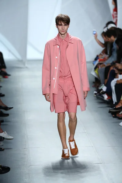 Modelo caminha na pista de Lacoste durante Mercedes-Benz Fashion Week — Fotografia de Stock