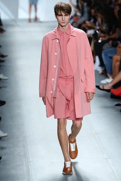 Modelo caminha na pista de Lacoste durante Mercedes-Benz Fashion Week — Fotografia de Stock