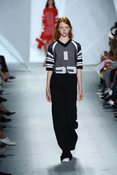 Modellen går banan vid lacoste under mercedes-benz fashion week — Stockfoto