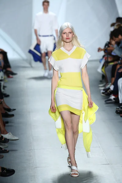 Modellen går banan vid lacoste under mercedes-benz fashion week — Stockfoto