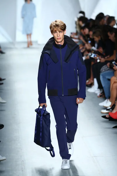 Model walks the runway at Lacoste during Mercedes-Benz Fashion Week — Stock Photo, Image