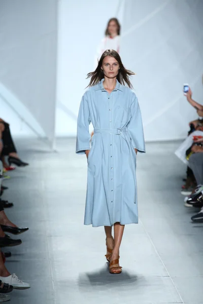 Modelo caminha na pista de Lacoste durante Mercedes-Benz Fashion Week — Fotografia de Stock