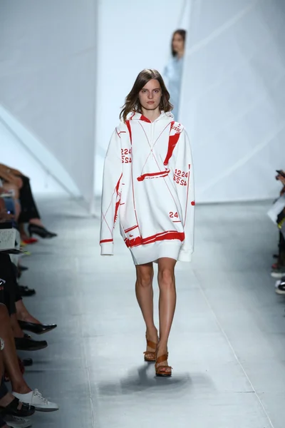 Model spacery pasa startowego w lacoste podczas mercedes-benz fashion week — Zdjęcie stockowe