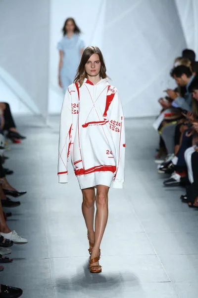 Modellen går banan vid lacoste under mercedes-benz fashion week — Stockfoto