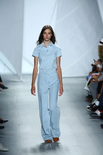 Model chodí dráha v lacoste během mercedes-benz fashion week — Stock fotografie