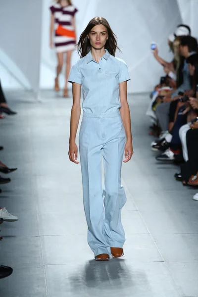 Modelo caminha na pista de Lacoste durante Mercedes-Benz Fashion Week — Fotografia de Stock