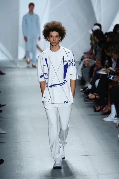 Model spacery pasa startowego w lacoste podczas mercedes-benz fashion week — Zdjęcie stockowe