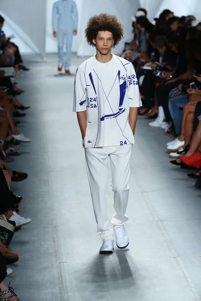 Model walks the runway at Lacoste during Mercedes-Benz Fashion Week — Stock Photo, Image