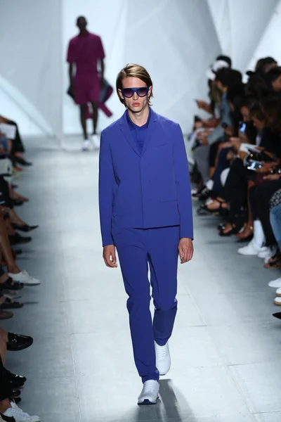 Le mannequin parcourt la piste de Lacoste lors de la Fashion Week Mercedes-Benz — Photo