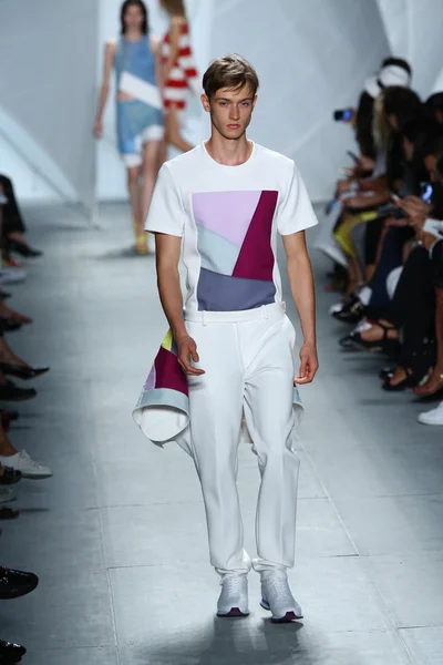 Le mannequin parcourt la piste de Lacoste lors de la Fashion Week Mercedes-Benz — Photo