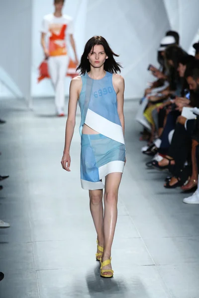 Model walks the runway at Lacoste during Mercedes-Benz Fashion Week — Stock Photo, Image